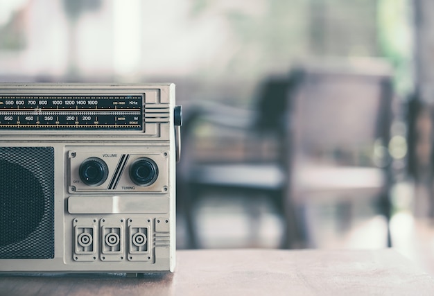 Rétro radio cassette stéréo sur la table en bois dans le ton de couleur vintage