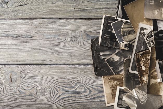 Rétro de vieilles photos sur une table en bois