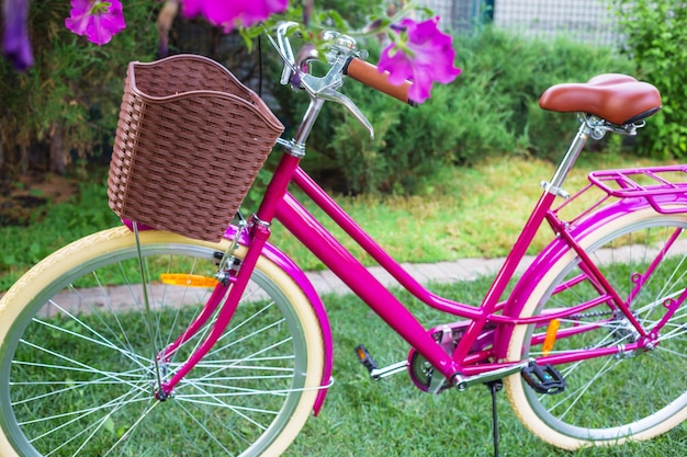 Retro Vintage city bike garé dans le jardin d'été