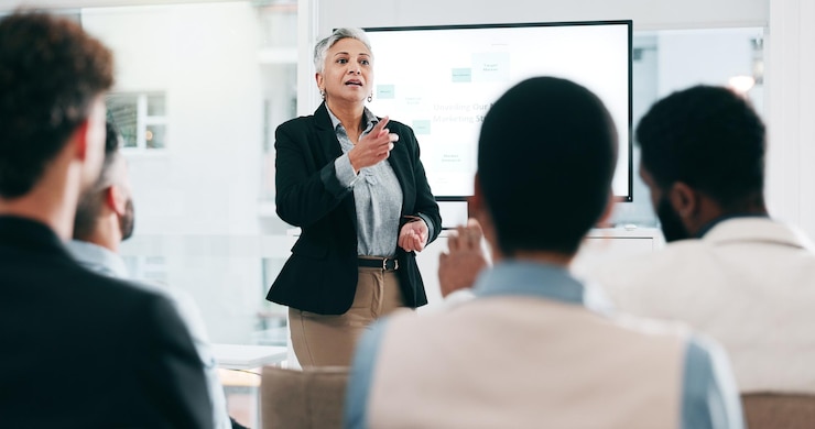 Photo rétroaction des hommes d'affaires et femme avec présentation séminaire et questions avec partenariat formation d'entreprise et discussion orateur présentateur et public dans un atelier d'apprentissage et de la foule