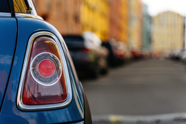 Rétroéclairage de voiture. Feu arrière d'une voiture sur la ville