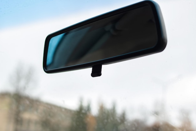 Rétroviseur dans la voiture sur fond de ciel