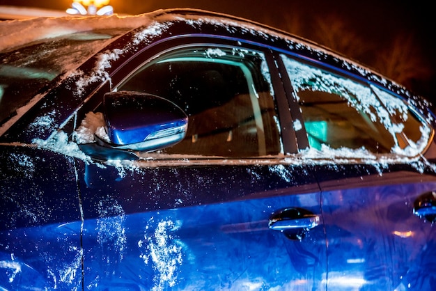 Rétroviseur gelé et essuie-glace de la voiture avec des glaçons, de la glace et du givre