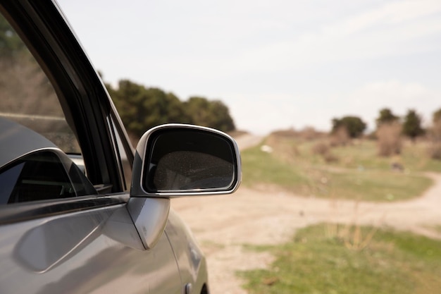 rétroviseur latéral sur une voiture moderne