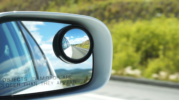 Rétroviseur latéral sur une voiture