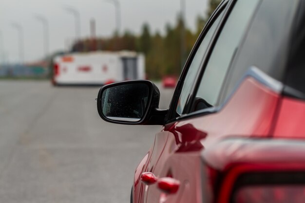 Rétroviseur d'une voiture moderne.