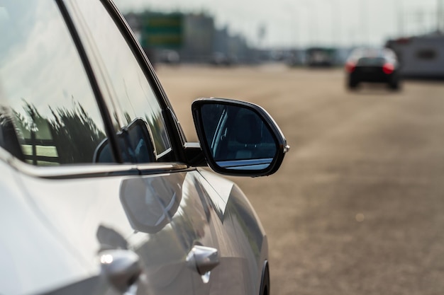 Rétroviseur d'une voiture moderne.