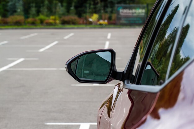 Rétroviseur d'une voiture moderne.