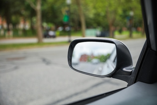 Rétroviseur de voiture un symbole de la réflexion de la visibilité de la conscience et de l'importance d'être conscient
