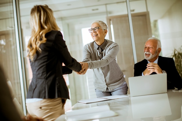 Réunion D'affaires Dans Un Bureau Moderne