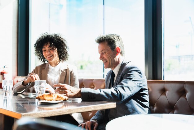 Réunion d'affaires dans un café