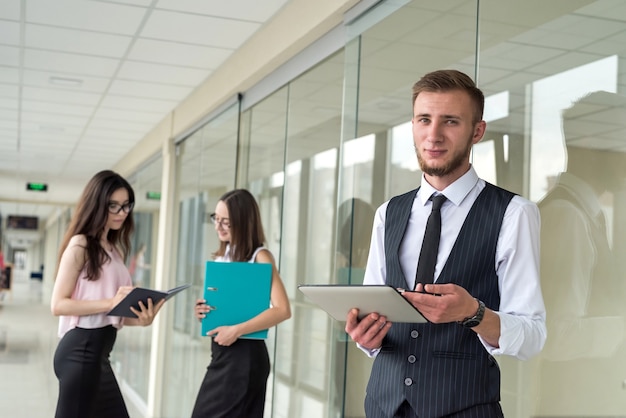 Réunion d'affaires entre trois jeunes pour discuter de leur coopération. travail en équipe