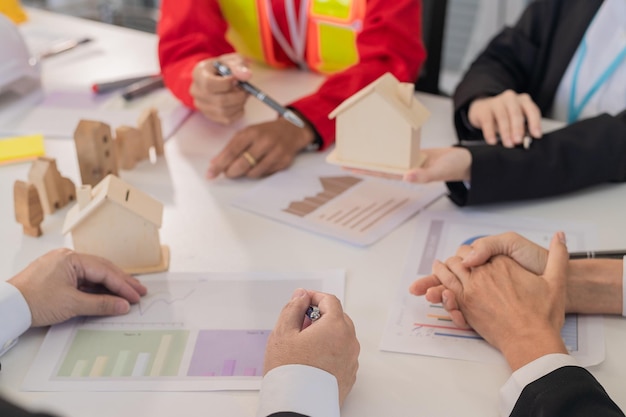 Réunion d'affaires d'équipe pour le projet de maison de construction