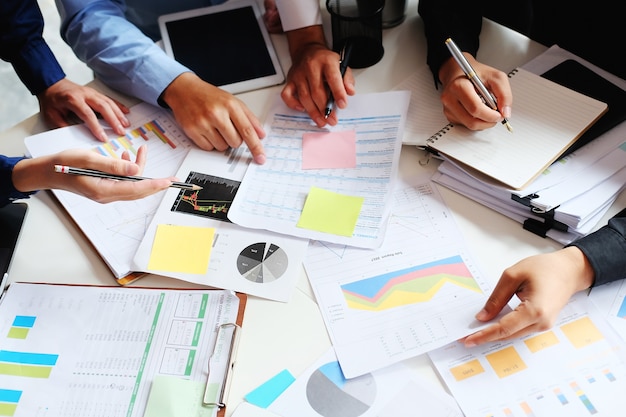 Réunion d&#39;affaires sur une table de travail avec un document papier financier.