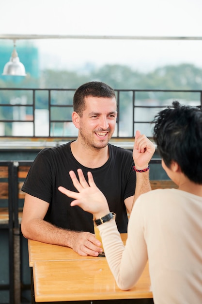 Réunion d'amis au café