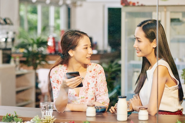 Réunion d'amis au café