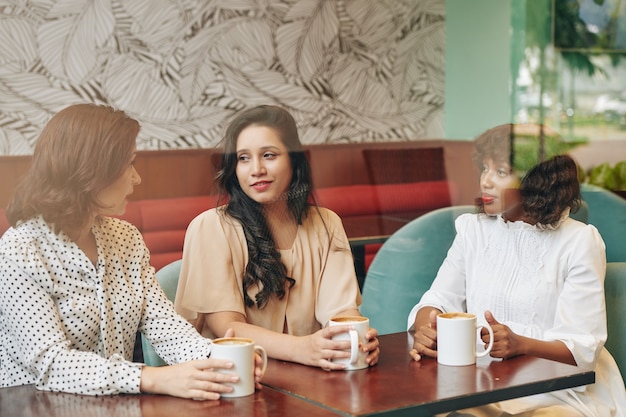 Réunion d'amis féminins au café