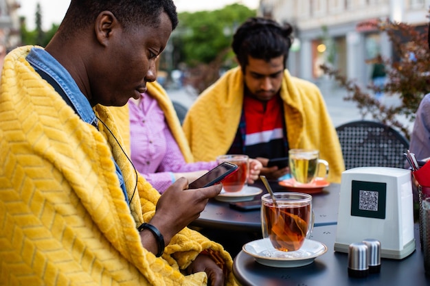 Réunion au café en plein air par temps froid