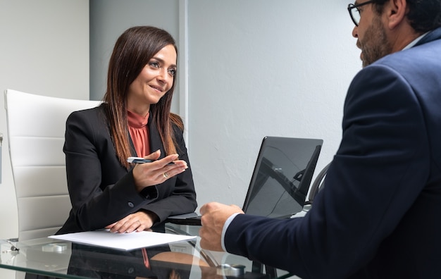 Réunion de bureau entre homme et femme d'affaires - mise au point sélective.