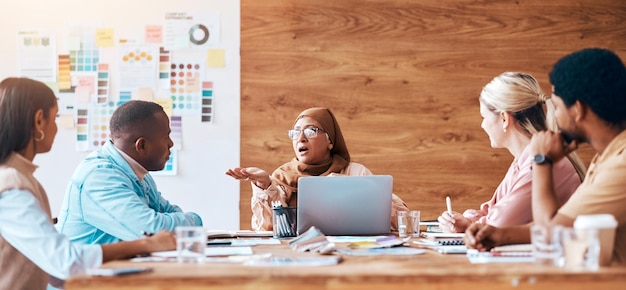 Photo réunion de collaboration et de formation avec une femme manager parlant à son équipe dans la salle de réunion pour la planification stratégie et développement du travail d'équipe avec une employée musulmane mature encadrant son personnel au travail