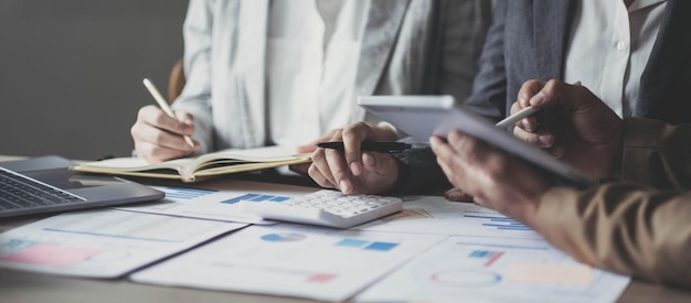 Photo réunion de conseillers d'affaires asiatiques pour analyser et discuter de la situation sur le rapport financier dans la salle de réunionconseil en investissement conseiller financier et concept comptable