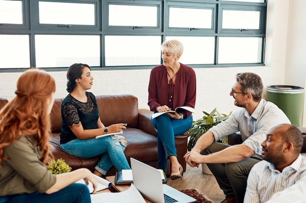 Réunion créative de gens d'affaires et travail d'équipe pour la planification de la collaboration ou de la stratégie au bureau