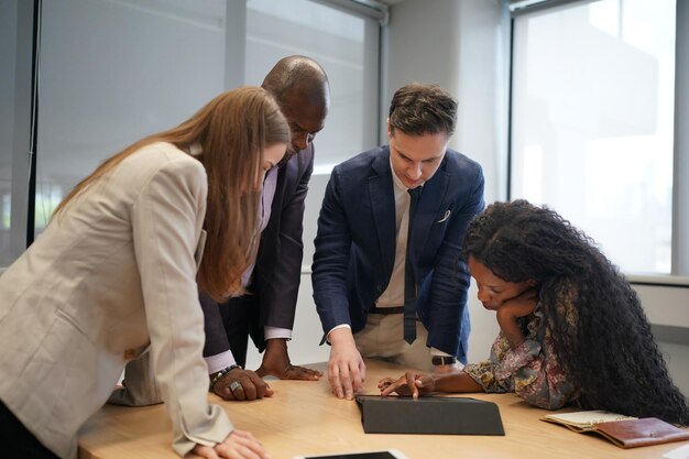 Réunion du bureau de démarrage sur la présentation et le brainstorming