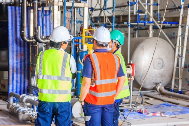 Réunion du groupe d&#39;ingénieurs et des travailleurs, discussion avec l&#39;équipe sur les travaux de chantier