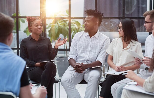 Réunion d'écoute de formation de l'équipe commerciale dans le concept de bureau moderne