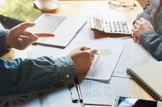 Photo réunion de l'équipe des affaires audit de travail rapport de comptabilité des finances