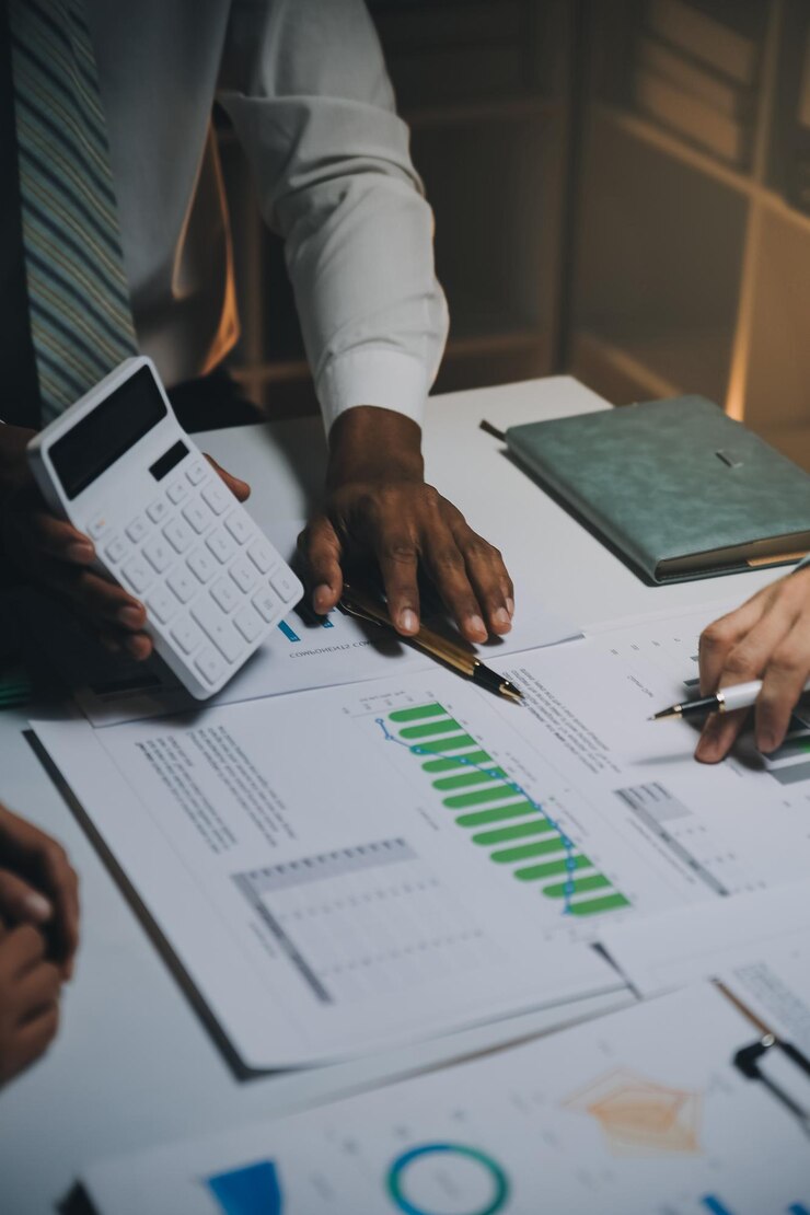Réunion de l'équipe d'affaires présentation des collègues investisseurs consultation et conférence nouveau plan de stratégie croissance des affaires et du marché sur le document financier rapport graphique réunion et conversation