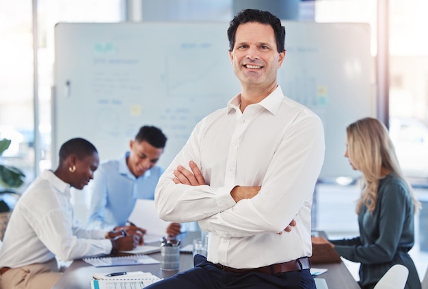 Réunion d'équipe de collaboration de chef d'entreprise et tableau blanc de bureau de marketing Atelier de formation d'homme pour la présentation financière de la stratégie de vente de l'entreprise par le patron et le groupe travaillant dans la salle d'entreprise