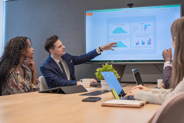 Photo réunion de l'équipe commerciale avec la diversité des collègues au bureau