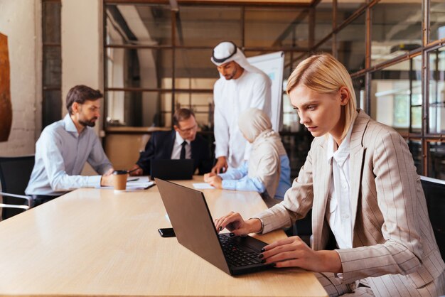 Réunion d'équipe commerciale multiethnique au bureau pour un plan de marketing stratégique