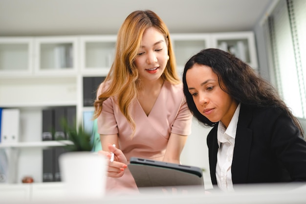 Réunion d'une équipe d'entrepreneurs professionnels et brainstorming pour démarrer un projet d'entreprise