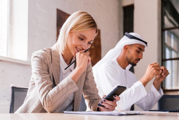 Réunion d'une équipe d'entreprise multiethnique au bureau pour un plan de marketing stratégique - Employés de bureau, entrepreneurs et employés de l'entreprise au travail dans une entreprise multinationale