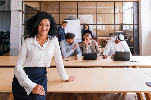 Réunion d'une équipe d'entreprise multiethnique au bureau pour un plan de marketing stratégique - Employés de bureau, entrepreneurs et employés de l'entreprise au travail dans une entreprise multinationale