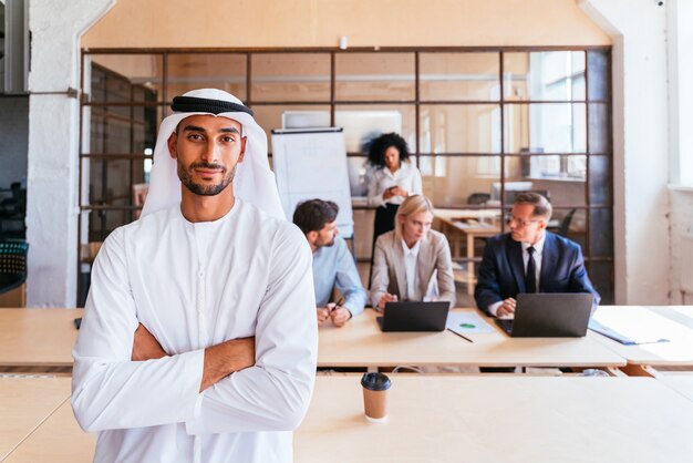 Réunion d'une équipe d'entreprise multiethnique au bureau pour un plan de marketing stratégique - Employés de bureau, entrepreneurs et employés de l'entreprise au travail dans une entreprise multinationale