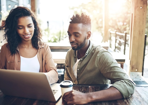 Réunion d'équipe freelance et ordinateur portable au café pour la recherche de start-up ou créatif au café Collaboration technologique ou partenaires sur Internet pour la communication en réseau ou la planification au restaurant