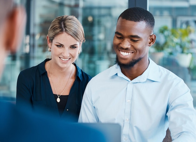 Une réunion d'équipe avec un ordinateur portable lors d'une conférence d'entreprise en ligne Technologie de travail d'équipe et convention d'affaires avec la main-d'œuvre Diversité des collègues et atelier Internet avec coach au bureau