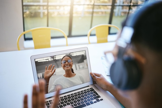 Réunion d'étude virtuelle sur ordinateur portable et étudiants travaillant ensemble sur un projet universitaire en ligne Collaboration d'apprentissage en ligne et salutation des personnes lors d'un appel vidéo pour un travail académique et une discussion sur un ordinateur