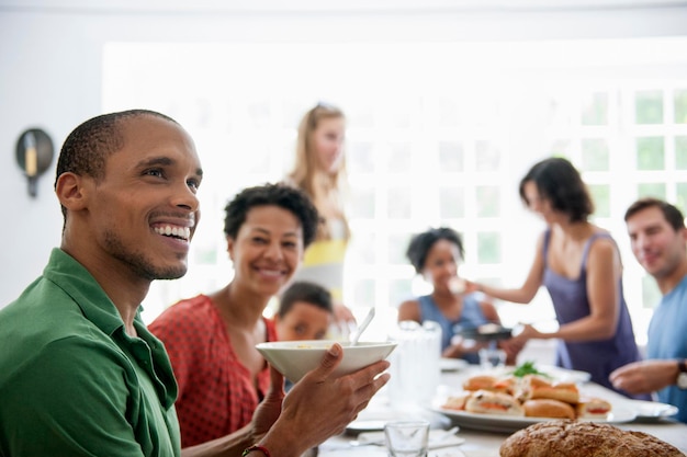 Une Réunion De Famille Autour D'un Repas Adultes Et Enfants Autour D'une Table