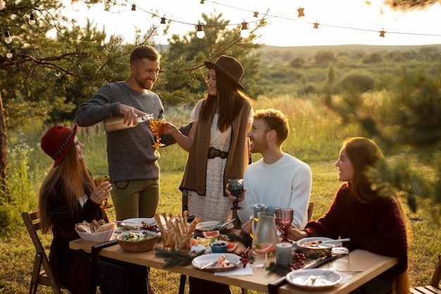 Photo réunion de famille célébrant l'hiver