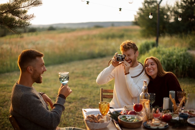 Réunion de famille célébrant l'hiver