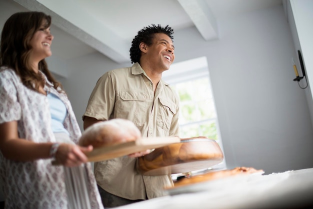 Une réunion de famille pour un repas Des aliments transportés jusqu'à une table