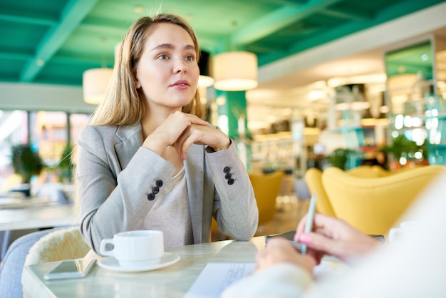 Réunion des femmes d'affaires à la pause-café