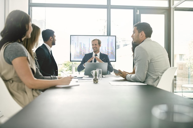 Réunion de financiers et d'hommes d'affaires au bureau avec collaboration graphique et de confiance et soutien Diversité de discussion et équipe de comptables d'entreprise avec planification, brainstorming et groupe