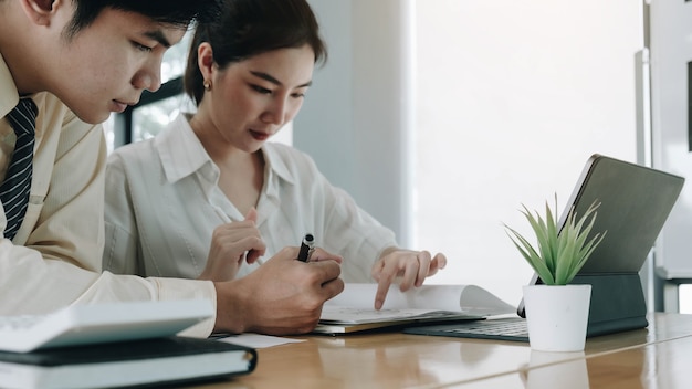 Réunion des gens d'affaires asiatiques au bureau divers employés planification de groupe de personnes travaillent ensemble stratégie de brainstorming