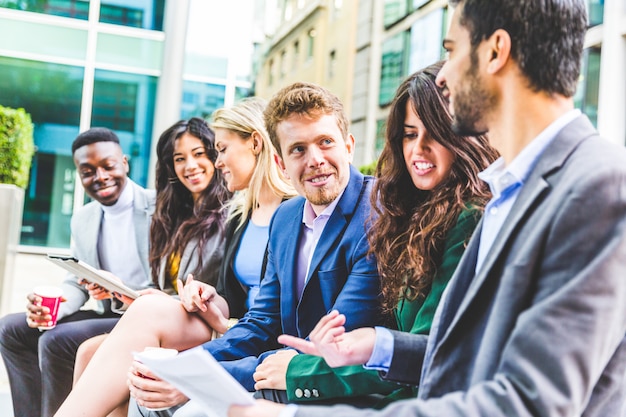 Réunion de groupe d&#39;entreprises pendant une pause