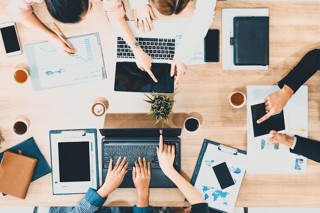 Réunion de groupe de personnes d'affaires dans la salle de bureau
